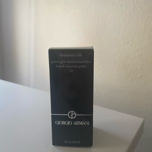 Giorgio Armani Luminous Silk perfect glow flawless foundation Shade 5.9 1oz